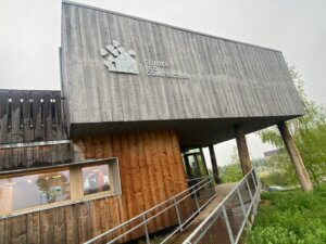 La délégation de la Ville de Terrebonne a participé à de nombreuses visites et a assisté à plusieurs conférences à l’occasion de la mission de Terrebonne à Namur. Ici, une présentation au Cluster Écoconstruction.